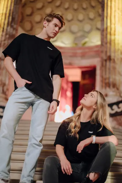 lifestyle photoTRACK Essential Tee - Black