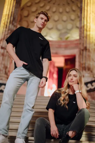 lifestyle photoTRACK Essential Tee - Black