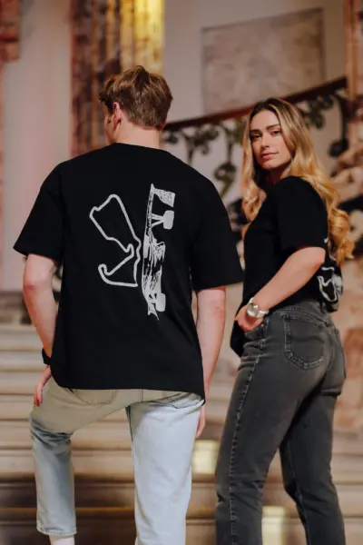 lifestyle photoTRACK Essential Tee - Black